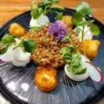 bouchées savoureuses légères céréales oseille radis espuma cromesquis local restaurant à découvrir art